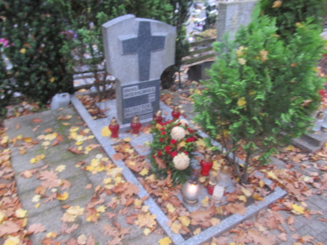 Grób KRZYSZTOF MIERKUŁÓW