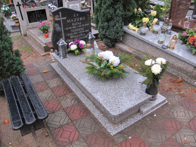 Grób TADEUSZ MAZURO