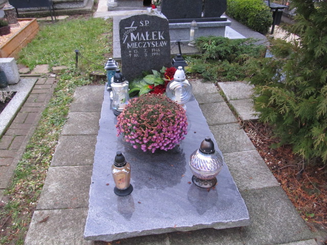 Grób BOGUMIŁA MAŁEK - KWIECIEŃ